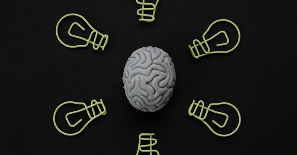 Gray brain at the center surrounded by six yellow lightbulbs on a black background, symbolizing brainstorming and ideas.